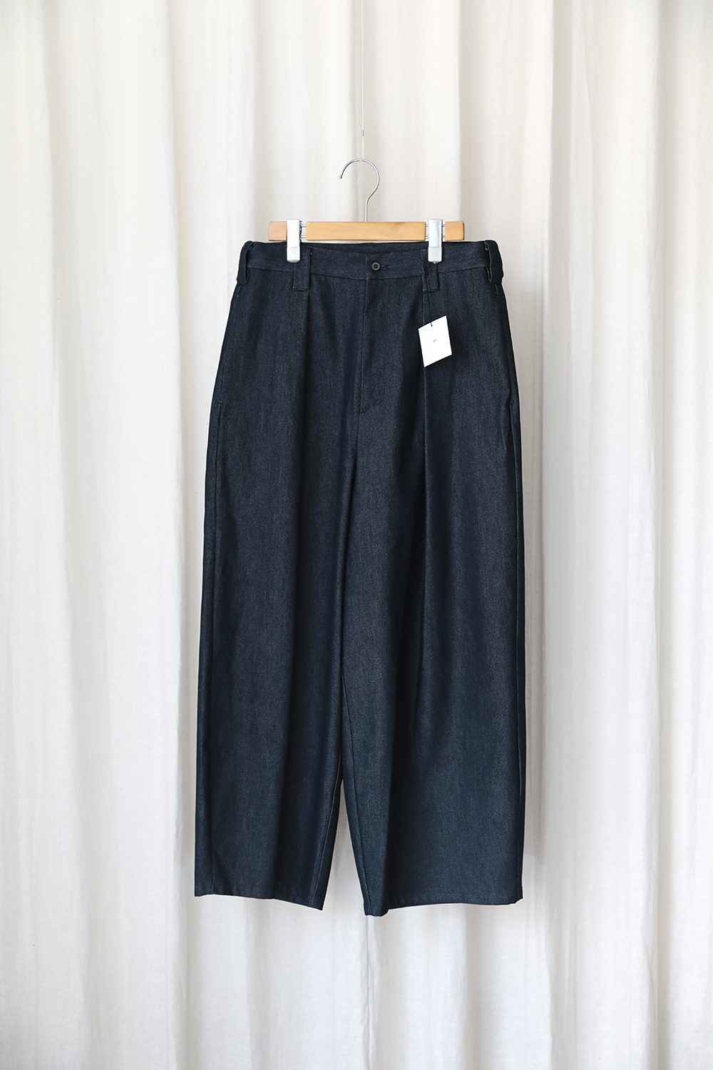 knee wide pants