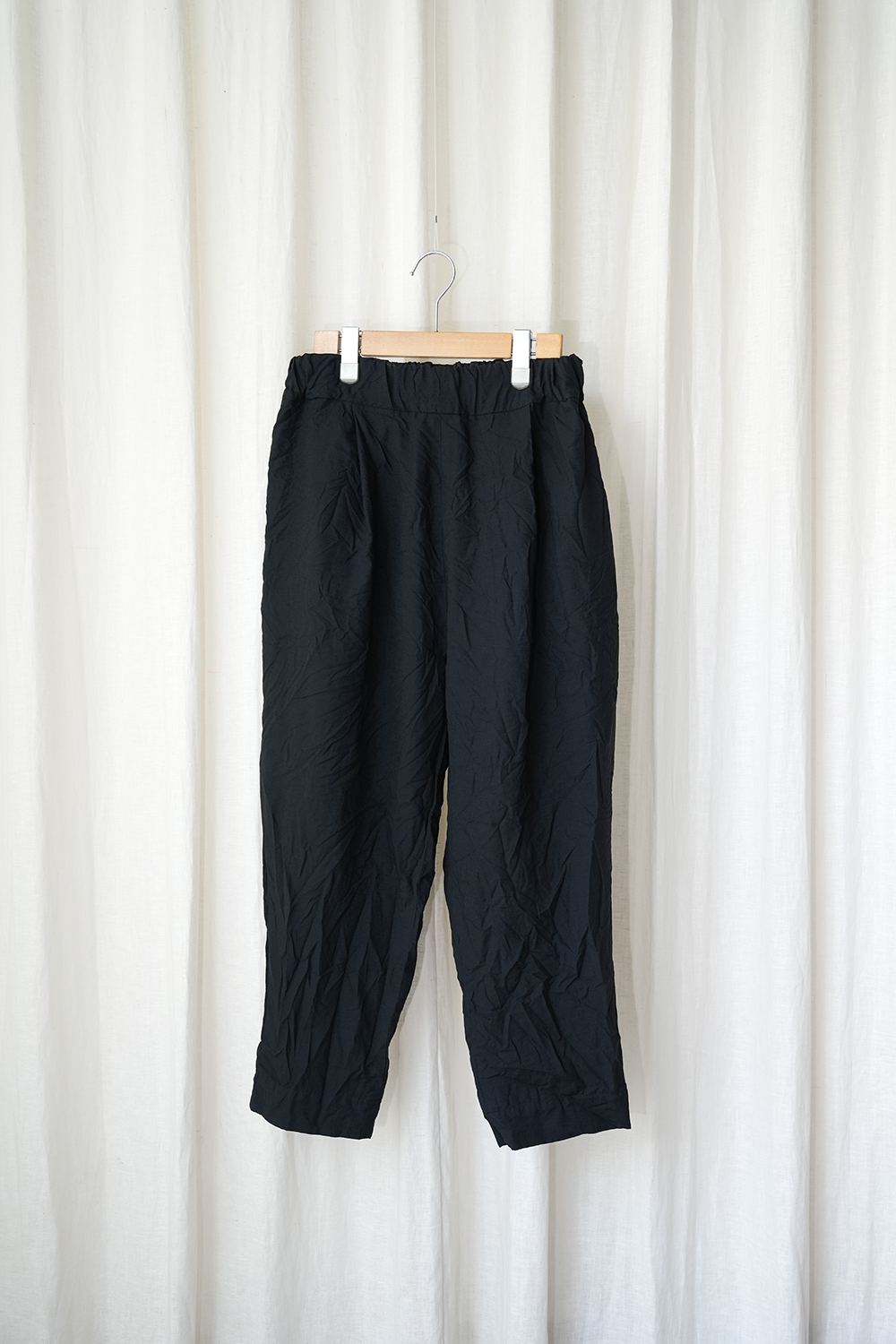 ポリエステル製品染めライトタフタテーパードパンツ