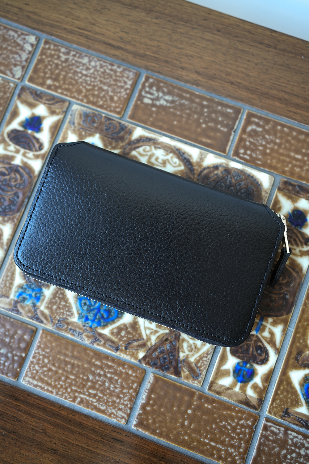 MIDDLE ZIP WALLET BLACKEMBOSSED・BLACK