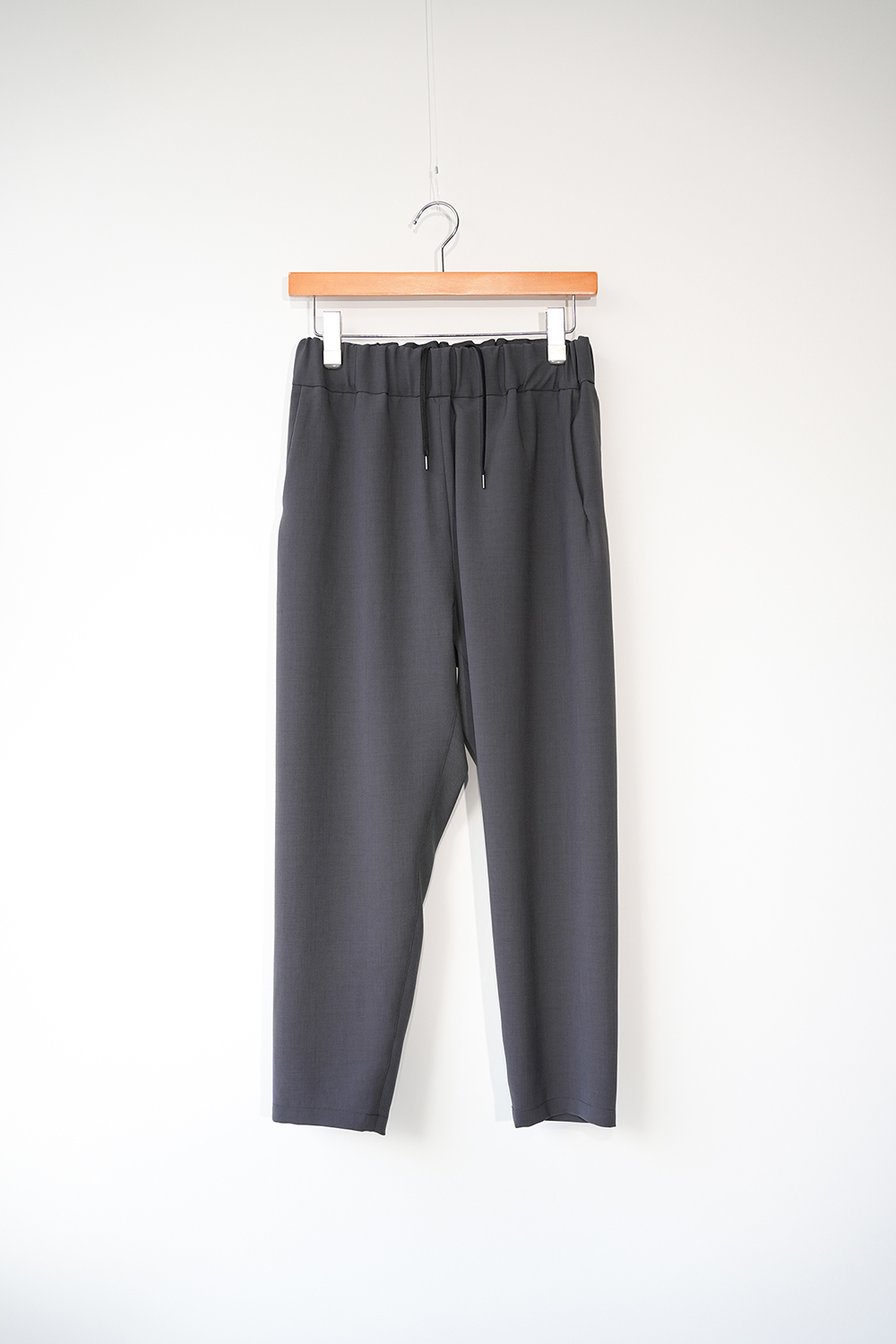スパンポリエステルドレープガーゼテーパードパンツ