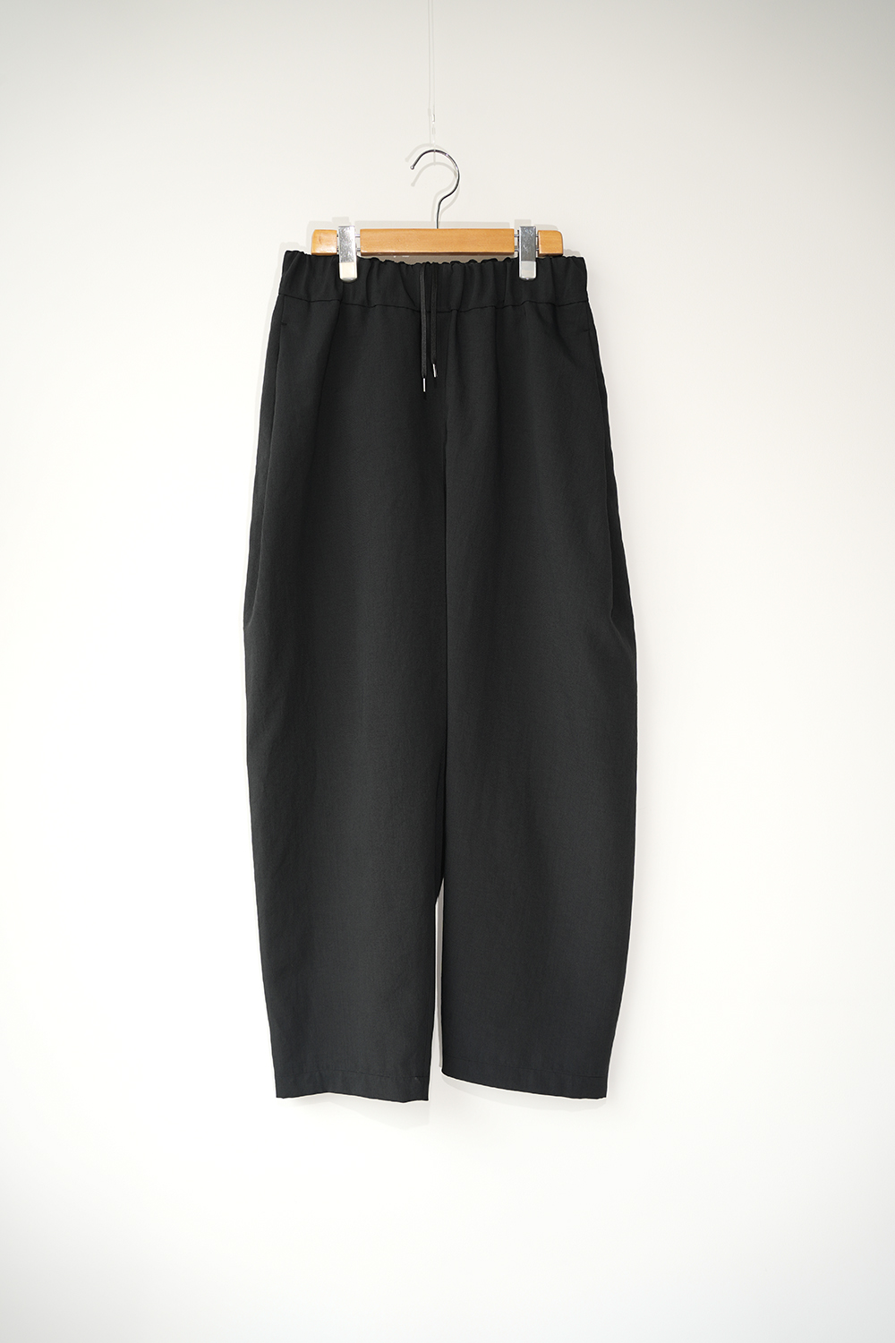 マカロニポリエステルタッサーワイドテーパードパンツ