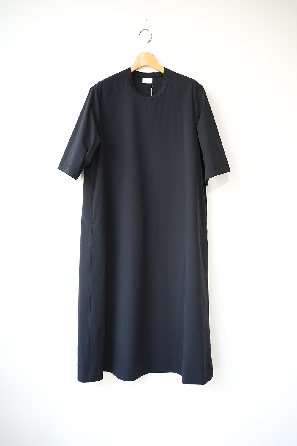 ストレッチポリエステルマットタイプライタークルーネックワンピース