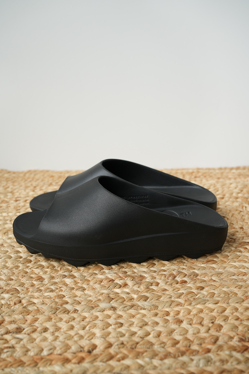 LUX-2(AIR STUDDED SOLE)