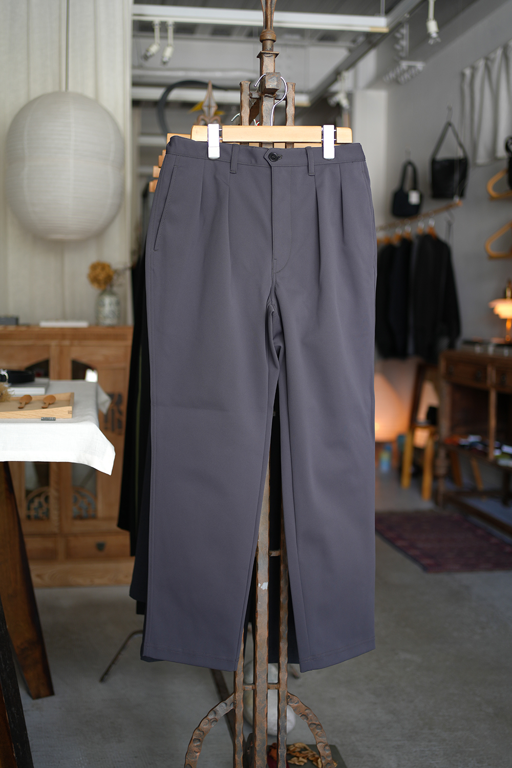 SOLID DOUBLE-KNIT TAPERED PANTS