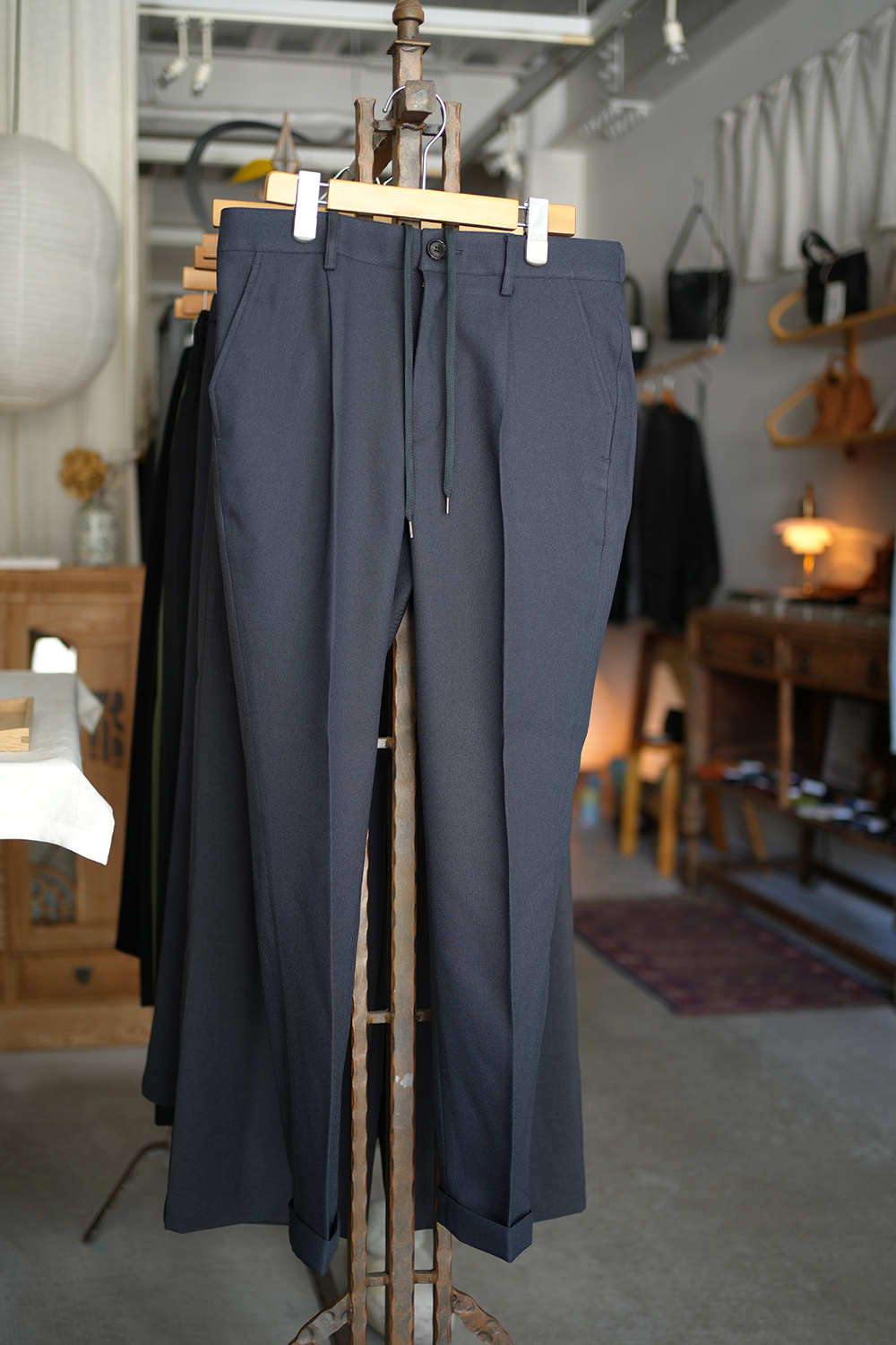 RETORO POLYESTER TWILL EASY ONE PLEATS STA-PREST TAPERED PANTS