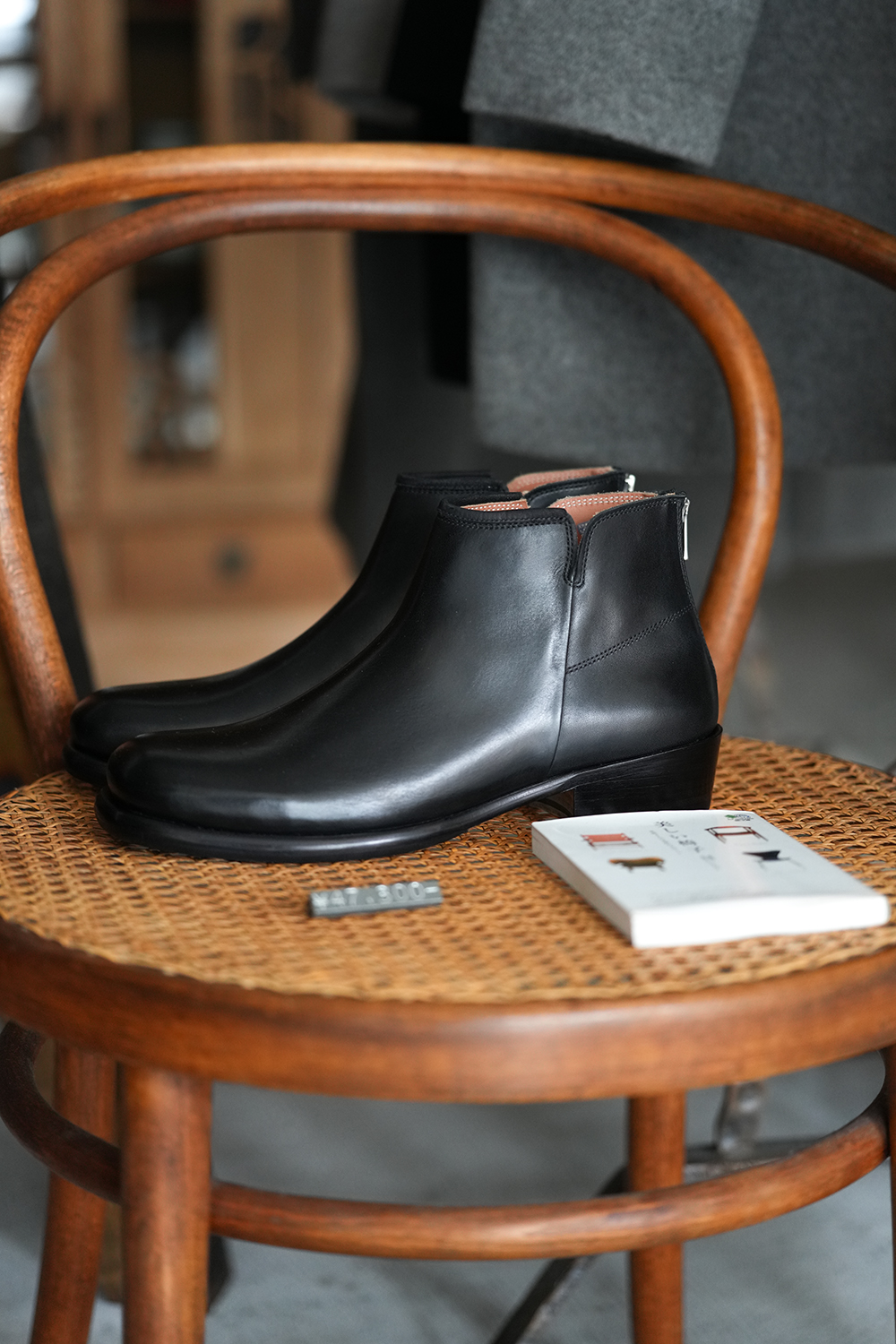 Back zip short boots