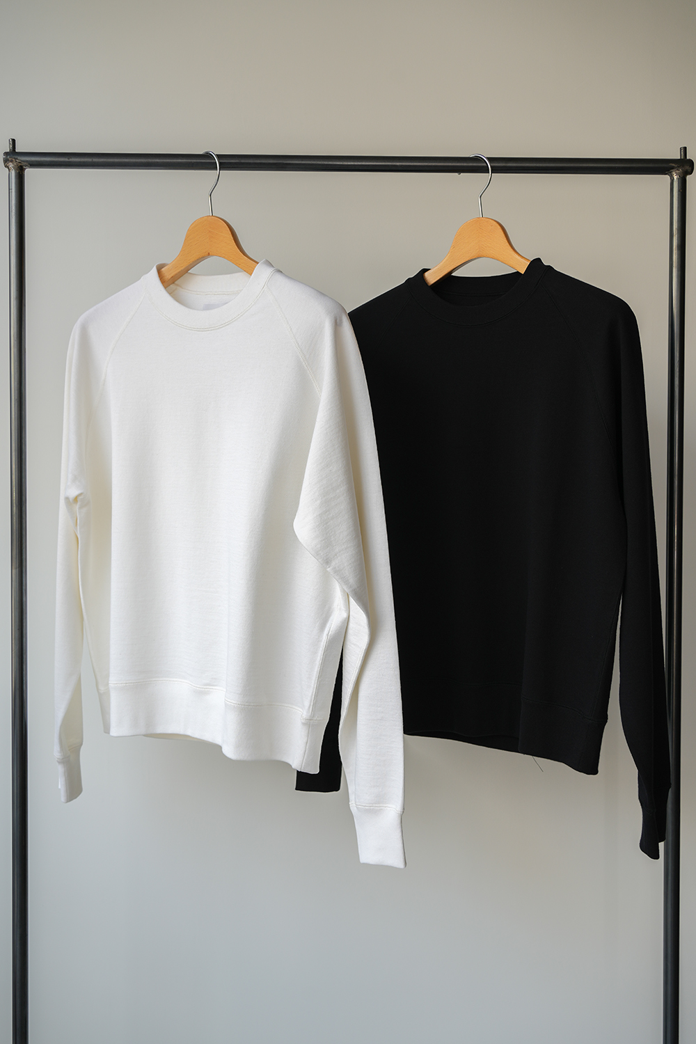 ORGANIC COTTON OPEN-END YARN INLAY RAGLAN CREW NECK