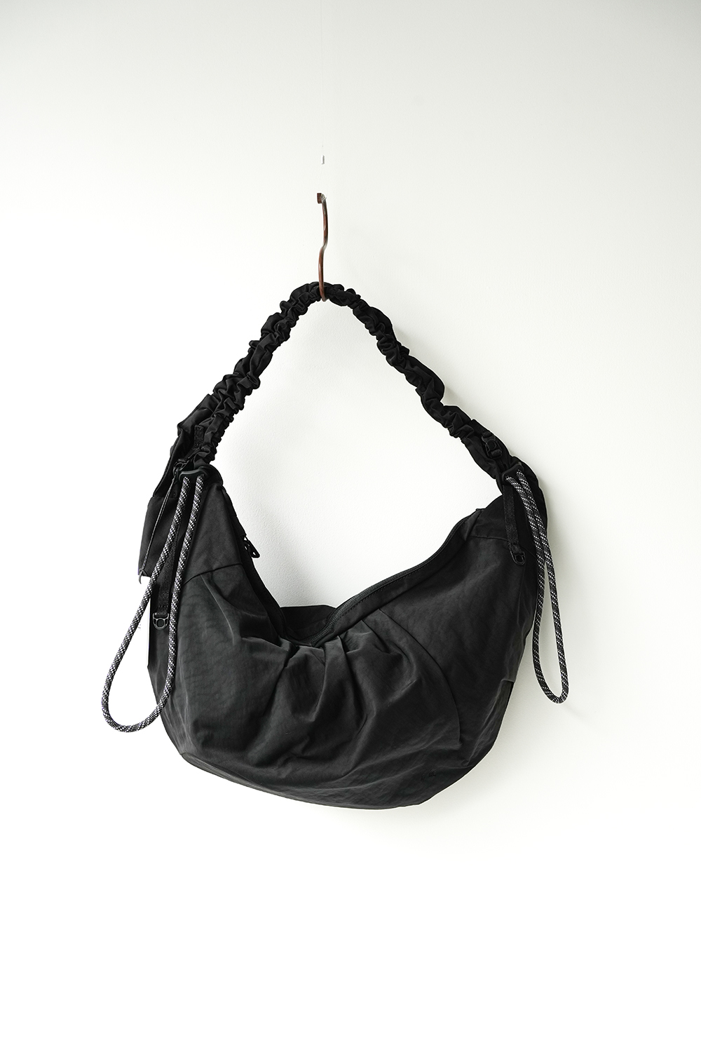 TEXTURED TWILL BODY BAG