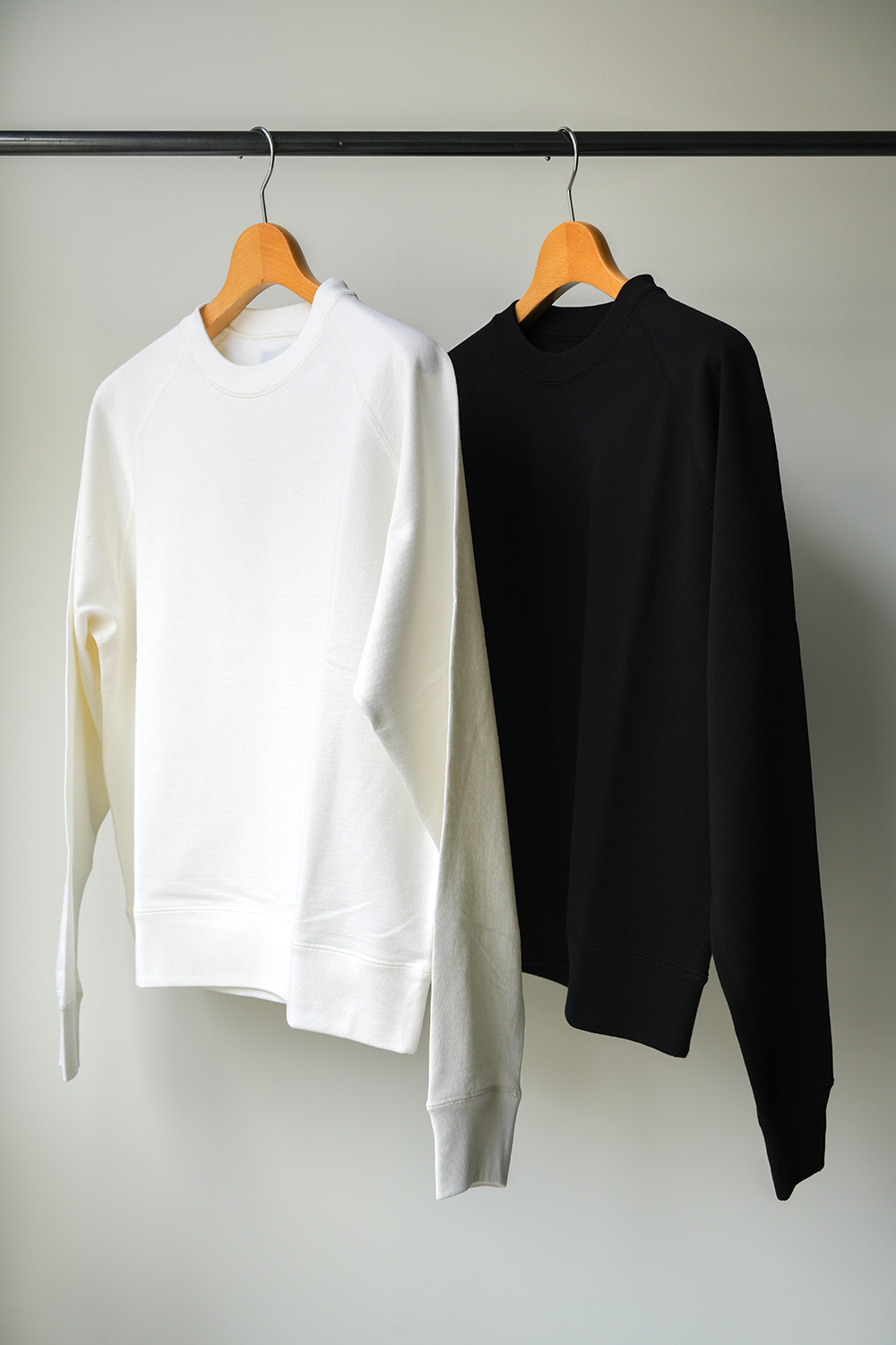 ORGANIC COTTON OPEN-END YARN INLAY RAGLAN CREW NECK