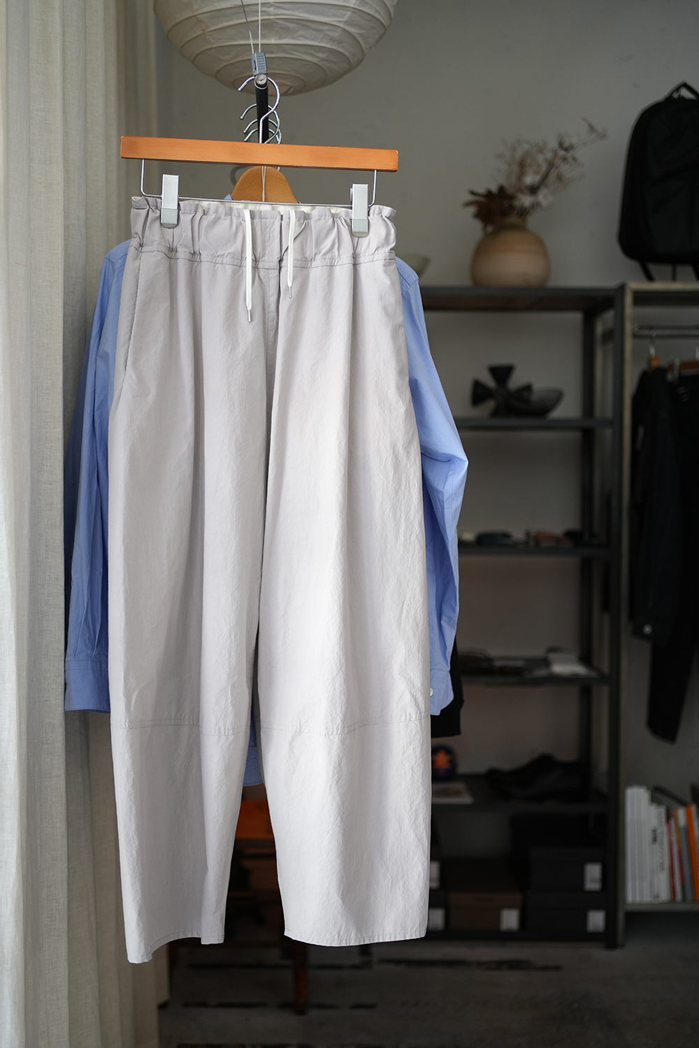 ボウジュンタイプライターテーパードパンツ