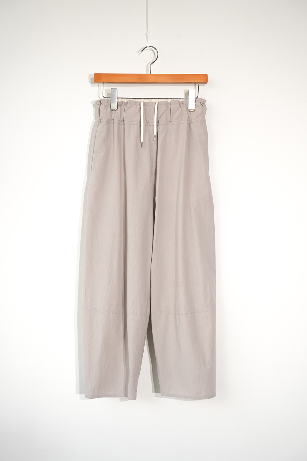 ボウジュンタイプライターテーパードパンツ