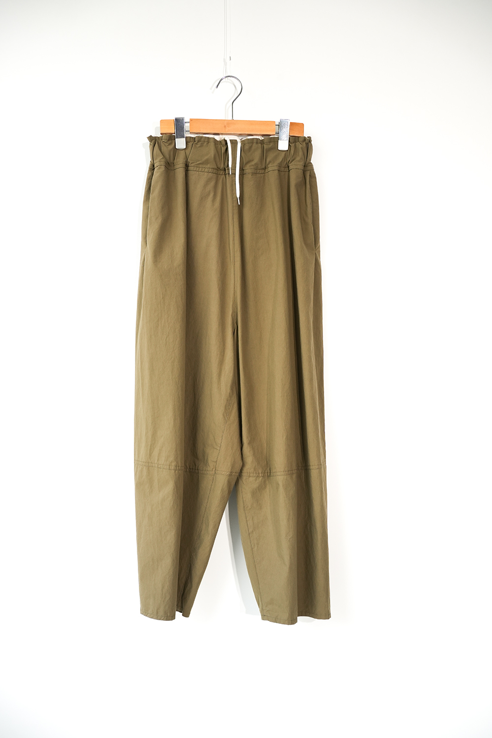 ボウジュンタイプライターテーパードパンツ