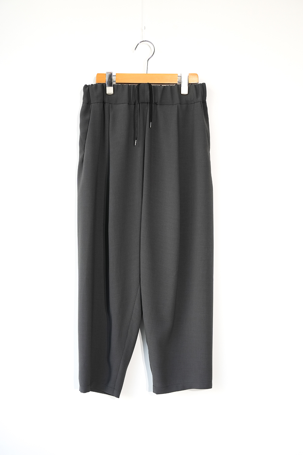 スパンポリエステルドレープカルゼワイドテーパードパンツ