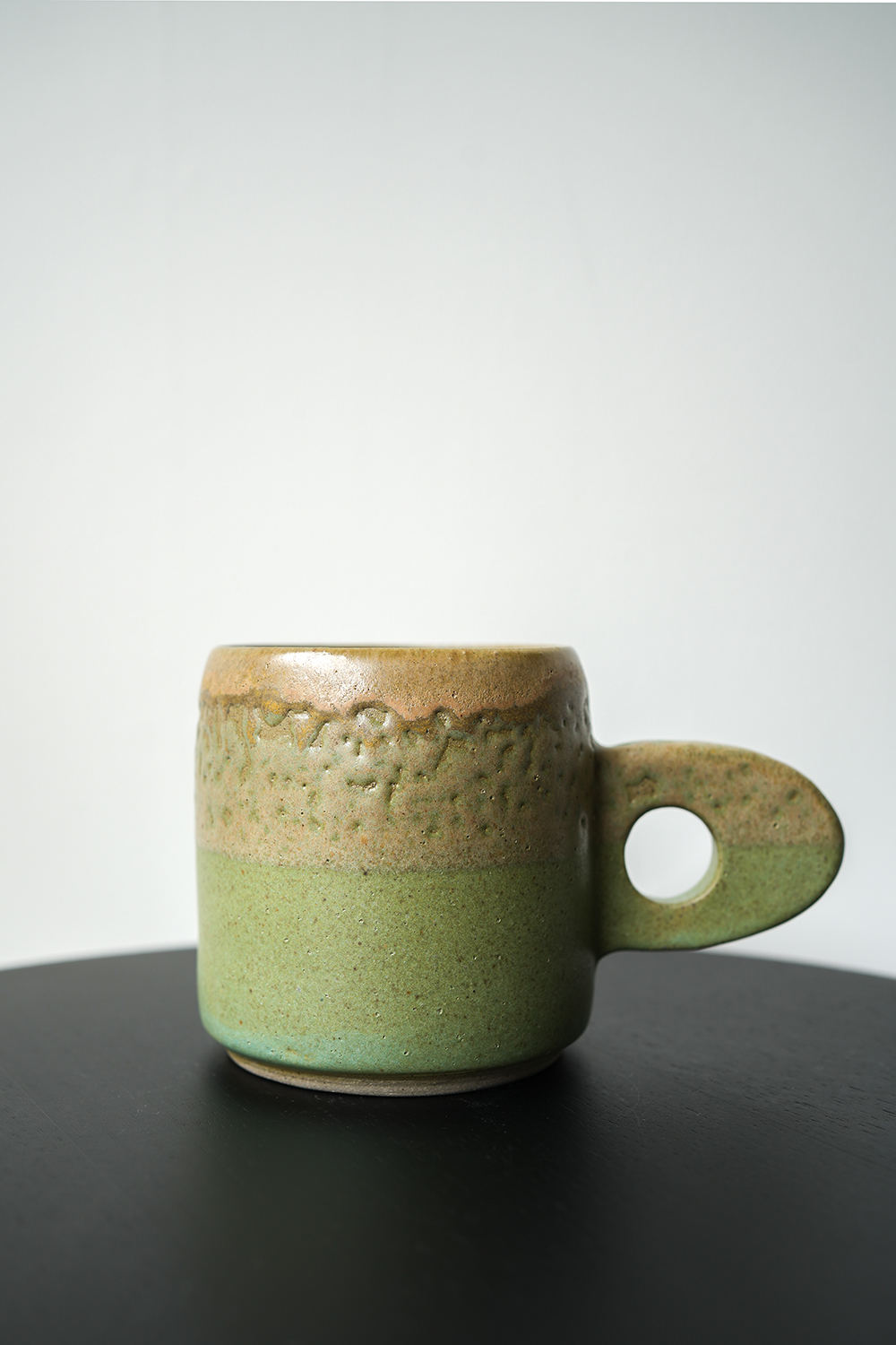 マグカップ 薄茶緑釉